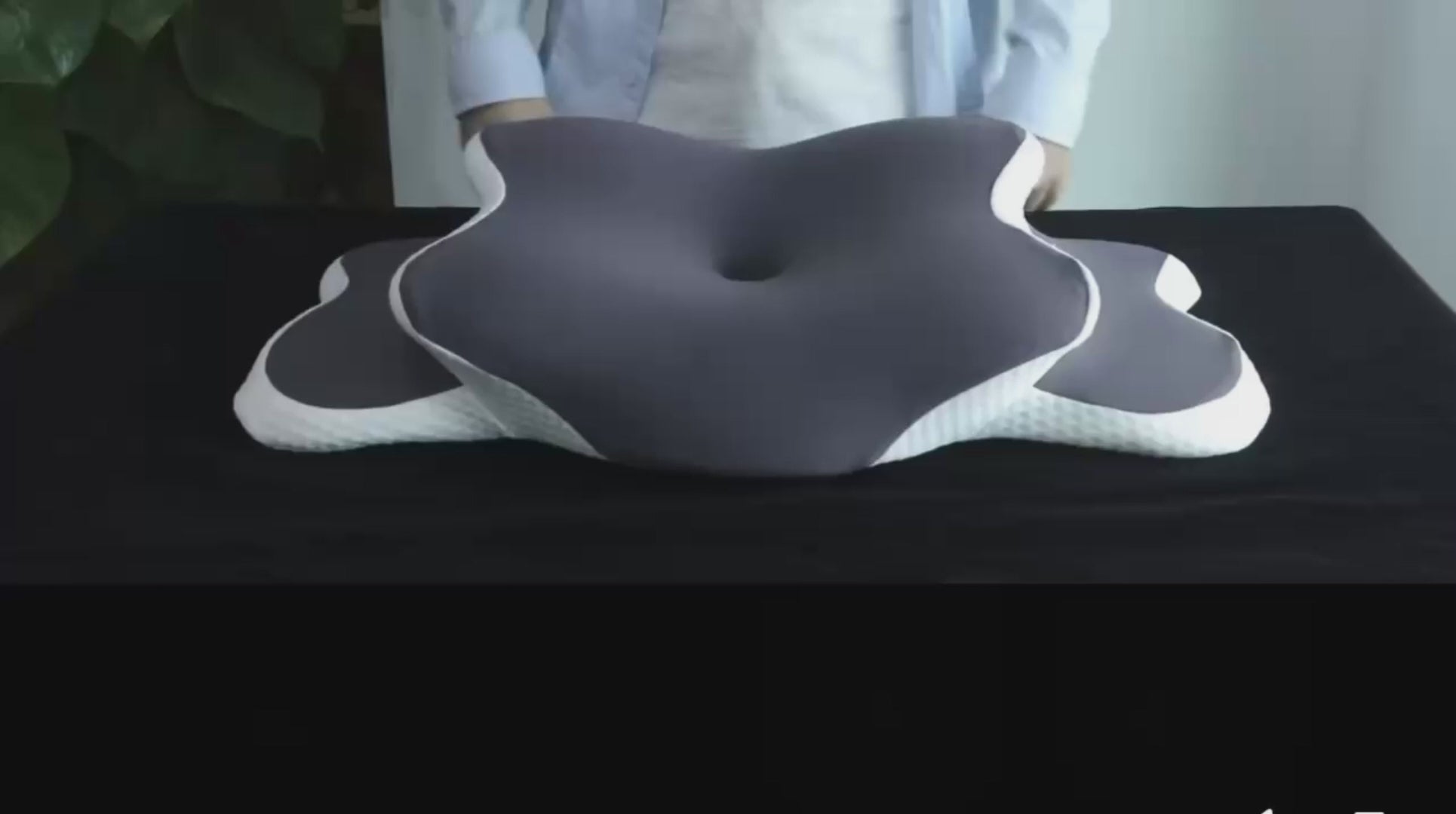 Charger la vidéo : <p><strong>La mousse à mémoire de forme est un matériau viscoélastique conçu pour s’adapter parfaitement à la forme du corps. Sous l’effet de la chaleur et de la pression, elle épouse les contours de la tête, du cou et des épaules, puis reprend lentement sa forme initiale lorsque la pression disparaît.</strong></p><p><strong>Grâce à cette capacité d’adaptation, elle réduit les points de pression, améliore l’alignement de la colonne vertébrale et offre un soutien confortable et stable pendant le sommeil. Elle aide ainsi à diminuer les tensions au niveau du cou et des épaules et favorise un sommeil plus réparateur.</strong></p>